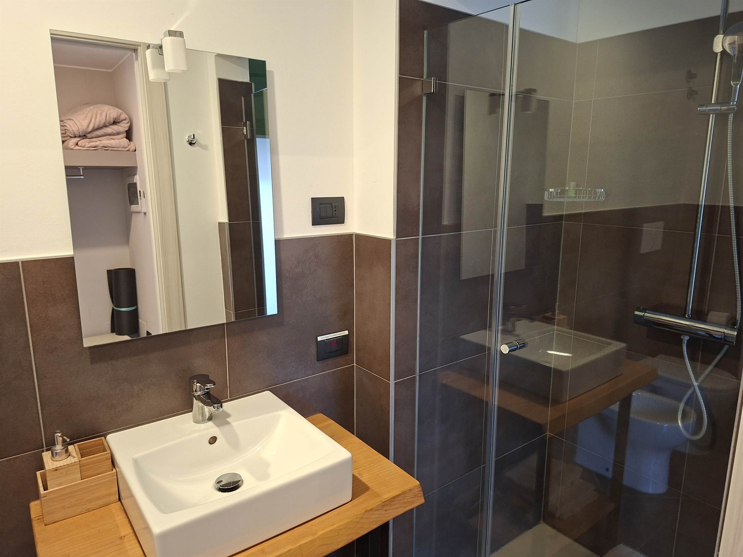 Mass Image Compressor Compressed this image. https://sourceforge.net/projects/icompress/ with Quality:68